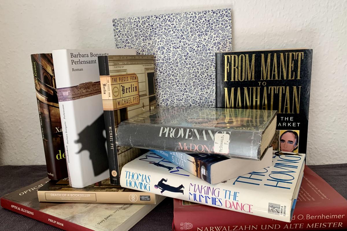 Romane zum NS-Kunstraub liegen auf einem Tisch
